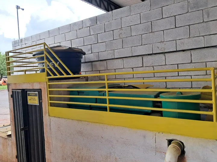 Guarda-corpo metálico amarelo fabricado, montado e pintado pela JW em área de caixas d'água