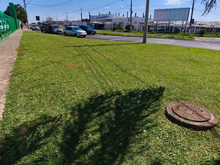 Gramado roçado em área de empresa