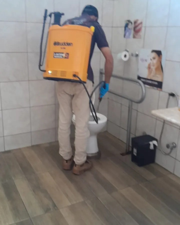 Dedetização em banheiro com pulverizador costal